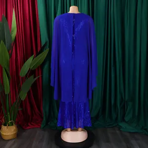 Detailansicht der Rückseite eines königsblauen Chiffon-Cape-Abendkleids mit Paillettenbesatz