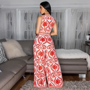 Vue arrière d'une combinaison sans manches pour femme avec imprimé palmier rouge et jambes larges