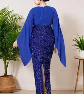 Achteraanzicht van de koningsblauwe avondjurk met lovertjes en chiffon mouwen.