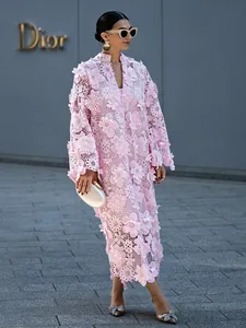Vue détaillée d'une robe ajourée rose avec des appliques florales 3D sophistiquées