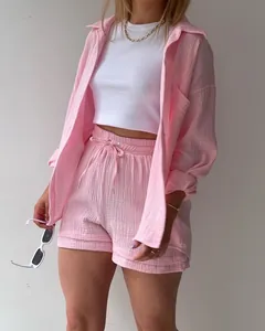 Detail eines rosa zweiteiligen Sets aus Baumwoll-Crinkle mit Hemd und Shorts.