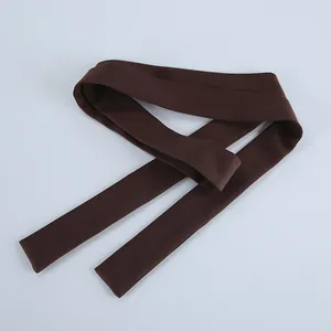 Detailopname van donkerbruine stoffen riem voor herfstblazer voor dames