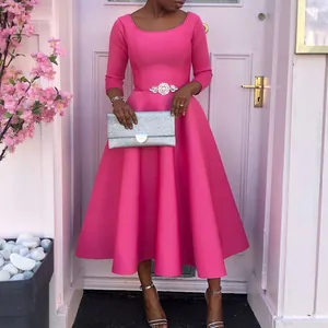 Detailansicht eines eleganten pinkfarbenen Abendkleids mit glitzerndem Taillenschmuck