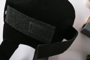 Nahaufnahme des verstellbaren Klettverschlusses am schwarzen Haustierkostüm