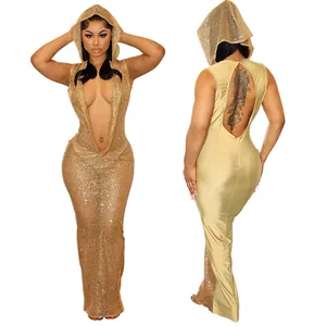Vue détaillée de la robe longue sexy à paillettes dorées avec capuche et dos nu