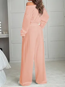 Vue arrière d'un ensemble de détente en tricot rose à épaules dénudées avec pantalon large