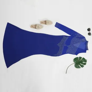 Elegante vestido ajustado azul real con paneles de malla transparente y detalles de strass.