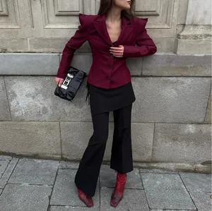Elegante blazer bordeaux sfiancato con spalline a punta per un look fashion donna.