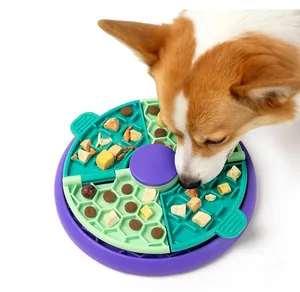 Nahaufnahme eines Corgis, der einen interaktiven Slow Feeder Hundenapf benutzt