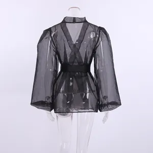 Detailansicht der Rückseite eines sexy schwarzen transparenten Mesh-Wickelshirts im Y2K-Stil
