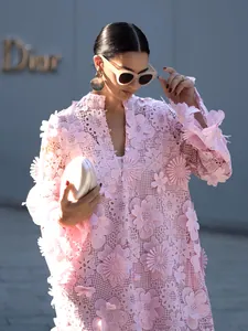 Robe rose à manches longues en dentelle fleurie 3D avec une coupe décontractée.