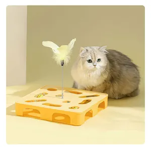 Scatola puzzle gialla per gatti con piuma e campanellini per gioco interattivo