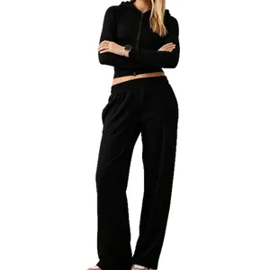 Completo casual due pezzi a coste nere con giacca con cappuccio e pantaloni a gamba larga