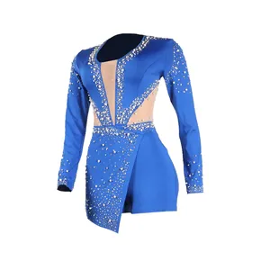 Dettaglio di body blu a maniche lunghe con inserti in mesh e decorazioni di perle
