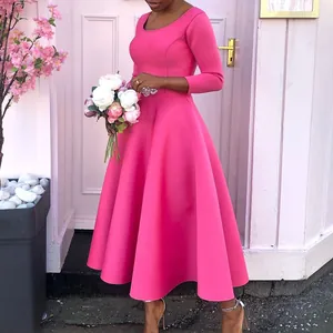 Elegantes, leuchtend pinkfarbenes langärmeliges A-Linien-Midikleid mit Rundhalsausschnitt.