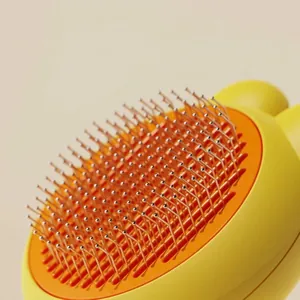 Brosse de toilettage autonettoyante avec oreilles de lapin et picots de massage.