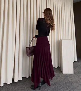 Elegante gonna in maglia bordeaux a vita alta con drappeggio e taglio a trapezio