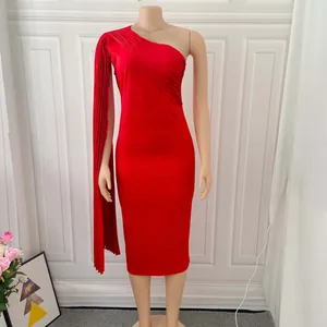 Detailansicht eines roten One-Shoulder-Abendkleids mit elegantem plissiertem Ärmel