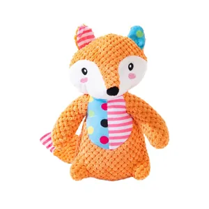 Giocattolo per cani in peluche volpe arancione con dettagli colorati e texture