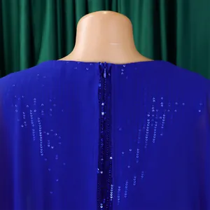 Detailaufnahme der Rückseite eines königsblauen Pailletten-Abendkleids mit Reißverschluss