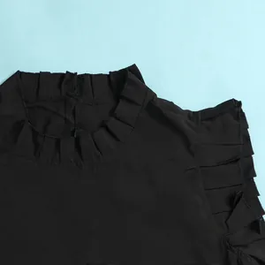 Λεπτομερής κοντινή λήψη του ψηλού λαιμού με βολάν σε μαύρο αμάνικο φόρεμα μεγάλου μεγέθους