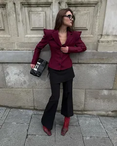 Blazer da donna bordeaux con spalline strutturate e vestibilità slim stile dark.