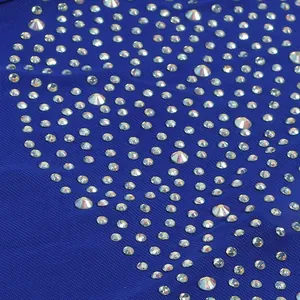Detalle macro de brillantes diamantes de imitación sobre elegante tela de malla azul real