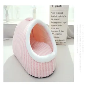 Vue détaillée d'un lit douillet pour chat en peluche rayé rose et blanc de style grotte