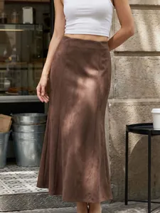 Elegante gonna midi in camoscio marrone a vita alta per un look retrò francese chic