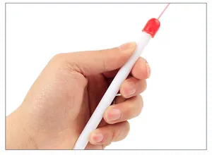 Primer plano detallado del mango blanco de una varita para gatos con tapa de seguridad roja