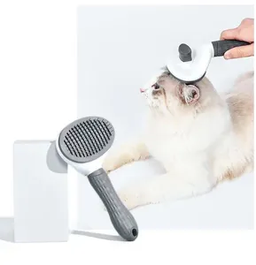 Vista detallada de un cepillo autolimpiable para mascotas usado en un gato de pelo