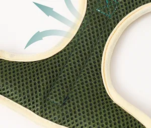 Vue macro montrant le tissu en maille sandwich respirant d'un harnais pour chien
