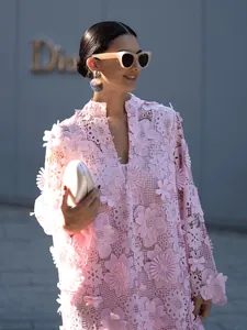 Vue détaillée de la robe rose à manches longues avec des motifs floraux en dentelle 3D