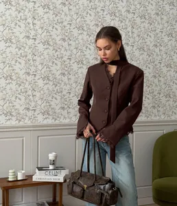 Elegante bruine damesblazer met kant, V-hals en een getailleerd, slank ontwerp.