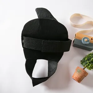 Detailansicht des schwarzen Filz-Haustier-Halloween-Kostüms mit Klettverschluss