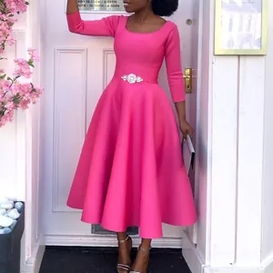 Detailansicht eines eleganten, pinkfarbenen Abendkleides mit ausgestelltem Rock
