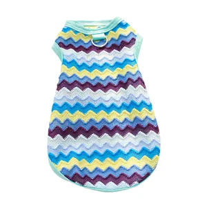 Bunte gestrickte Hundeweste mit Chevron-Muster und Metallring für kleine Hunderassen