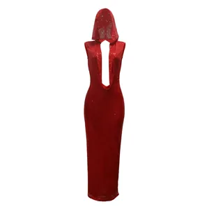Détail du tissu à paillettes rouges sur une robe de soirée longue à capuche en V