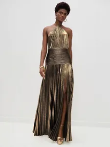 Elegantes metallisch-goldenes plissiertes Halfter-Maxikleid mit hohem Schlitz für den Abend.