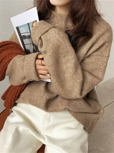 Détail d'un pull en maille marron vintage pour femme avec col rond et coupe ample