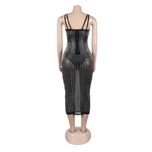 Vista posteriore dell'abito midi nero trasparente con strass e design aderente.