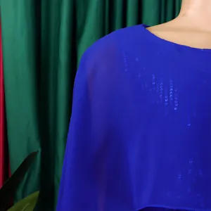 Detailaufnahme eines blauen Chiffon-Partykleids mit schimmernden Pailletten-Akzenten