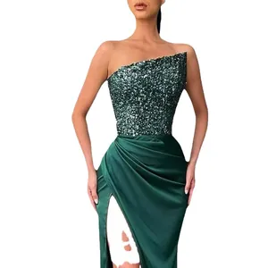 Elegantes smaragdgrünes Pailletten-Abendkleid mit einem Arm und hohem Beinschlitz