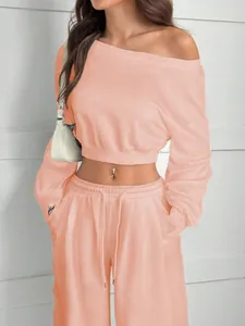 Vue détaillée de l'ensemble haut court à épaules dénudées pêche et pantalon de jogging