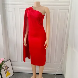 Detailansicht des roten One-Shoulder-Bodycon-Kleides mit plissiertem Design und Cape-Ärmel
