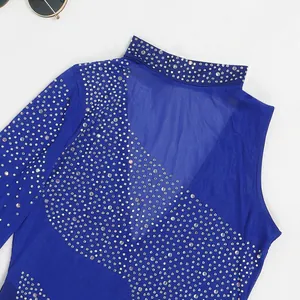 Primer plano de un vestido de malla azul sexy con brillantes diamantes de imitación.