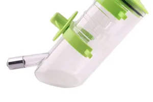 Vue détaillée de la bouteille d'eau suspendue avec embout inox pour cages