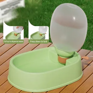 Bouteille d'eau portable pour animaux de compagnie avec bol vert pour l'extérieur.