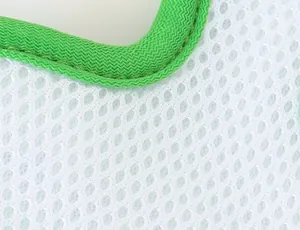 Gros plan sur le tissu en maille nid d'abeille blanc respirant d'un harnais pour chien.