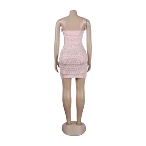 Πίσω όψη ροζ bodycon φορέματος με στρας, φτερά και πέρλες